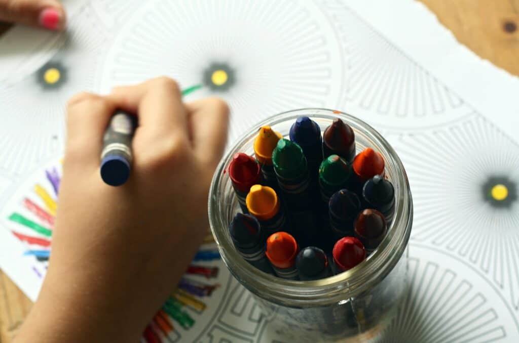 Person Coloring Art With Crayons, deca i telefoni