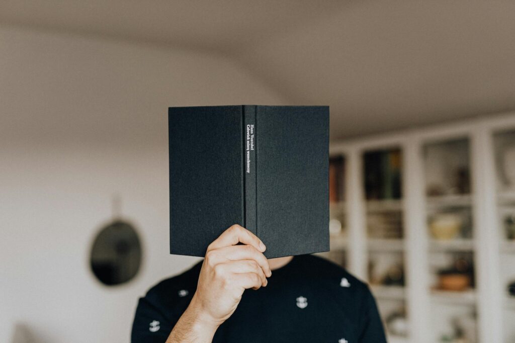 Faceless male holding opened black book, online bezbednost